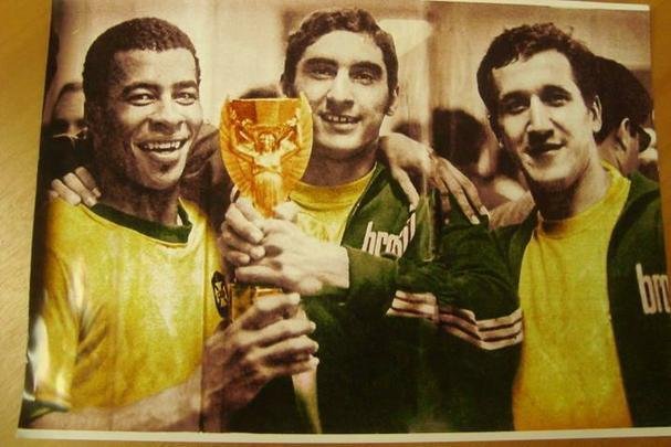 Copa do Mundo de 1970 (México) - Rogério (centro), ponta-direita do Botafogo, teve distensão muscular e foi cortado. O goleiro Leão foi convocado em seu lugar.