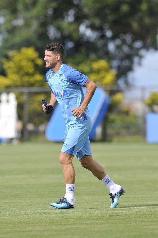 Mano Menezes montou Cruzeiro que deve encarar o Villa Nova no sbado e promoveu trs mudanas em relao ao ltimo jogo: Murilo entrou na vaga de Leo, Egdio no lugar de Marcelo Hermes e Robinho deu lugar a Ariel Cabral