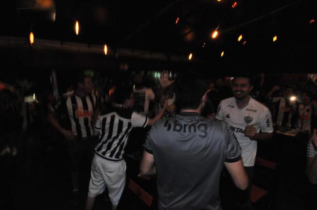 Torcedores do Atlético acompanham a partida contra o Palmeiras em alguns bares de Belo Horizonte
