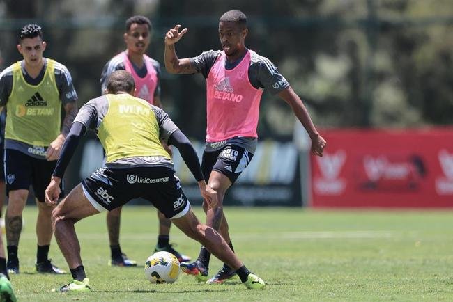 Fotos do treino do Atltico nesta quarta-feira (12/10), na Cidade do Galo. Em recuperao de um incmodo na panturrilha esquerda, Hulk fez funcional no campo e ainda  dvida para o confronto contra o Flamengo, no sbado, s 20h30, no Maracan, pelo Brasileiro
