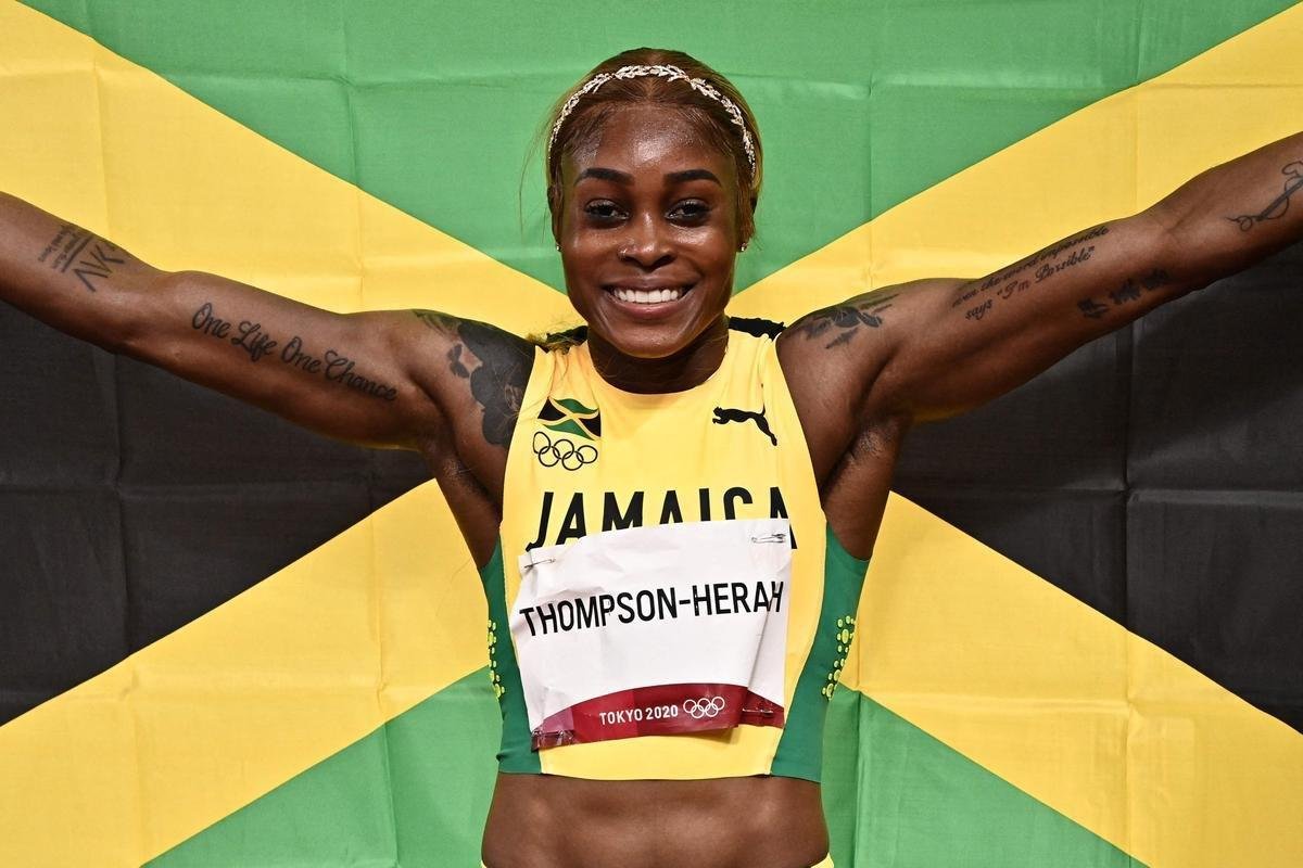 Fotos espetaculares da vitria da jamaicana Elaine Thompson-Herah nos 100m rasos dos Jogos Olmpicos de Tquio com o tempo de 10s61. A velocista quebrou o recorde olmpico e comandou o pdio jamaicano ao lado de Ann Fraser-Pryce, prata, e Shericka Jackson, bronze.