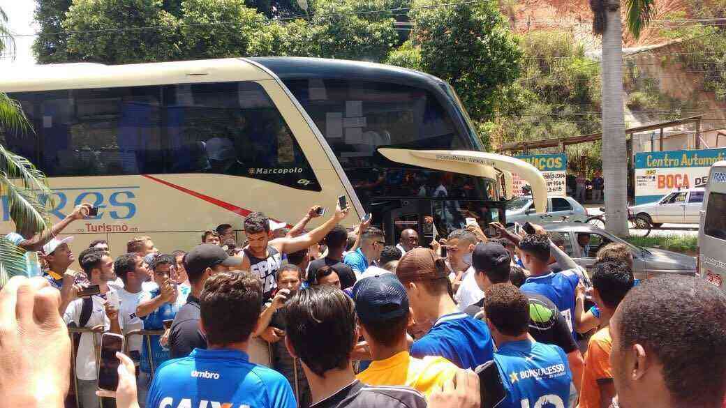 Cruzeiro foi recebido com festa em Tefilo Otoni para jogo contra o Amrica-TO