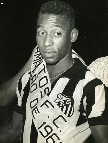 1961 - Pelé com a faixa de bicampeão paulista