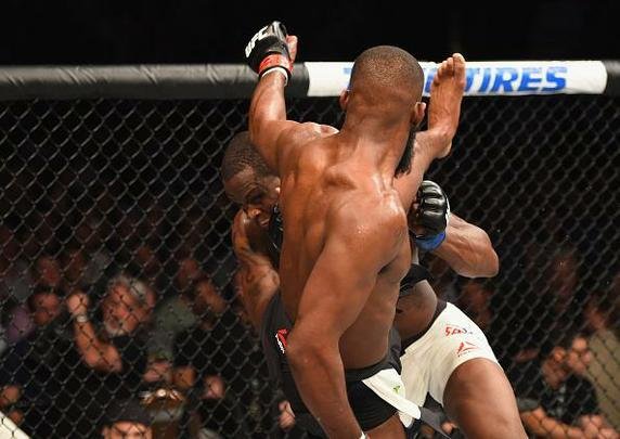 Jon Jones volta ao octógono do UFC e conquista cinturão interino