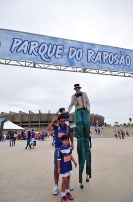 Crianas fazem a festa na esplanada Sul do Mineiro no aniversrio de 10 anos do Raposo; muitos brinquedos foram montados no local e houve at apresentao circense e de mgico