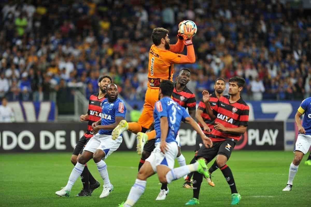Cruzeiro empatou com o vitria, neste domingo, no Mineiro