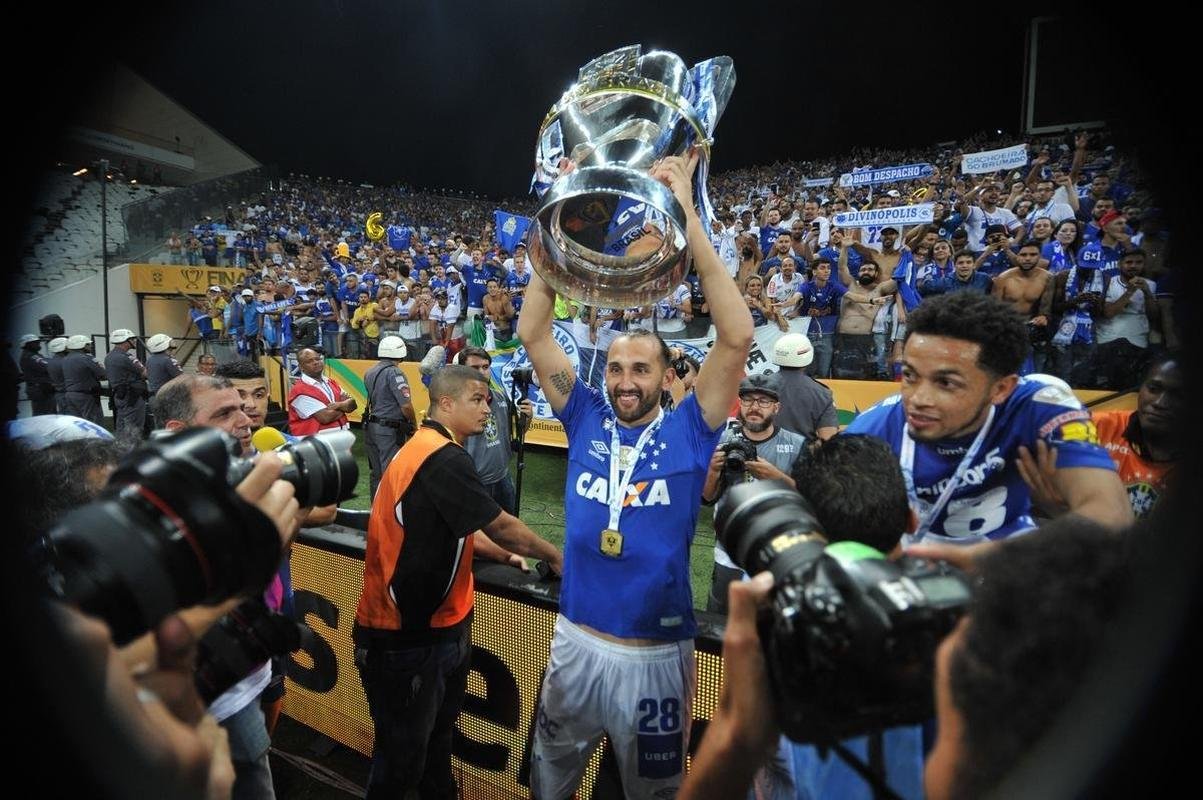 Seja em campo, nas arquibancadas da Arena Corinthians ou nas ruas de Belo Horizonte, os cruzeirenses comemoraram bastante a conquista do sexto ttulo da Copa do Brasil. O clube se tornou o maior vencedor isolado da histria do torneio, deixando para trs o Grmio, que ganhou cinco vezes. Veja as melhores imagens da celebrao de jogadores, dirigentes e torcedores!