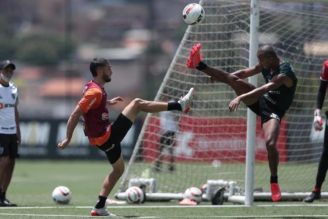 Com seriedade, mas tambm descontrao, o Atltico treinou sob sol forte na manh desta sexta-feira (21), na Cidade do Galo, em Vespasiano. Este foi o quinto dia de pr-temporada para o clube mineiro em 2022, sob o comando do tcnico argentino Antonio 'El Turco' Mohamed. Novas baixas, o volante Allan e o atacante Keno testaram positivo para COVID-19 e no participaram das atividades (ambos cumprem perodo de sete dias de isolamento social).