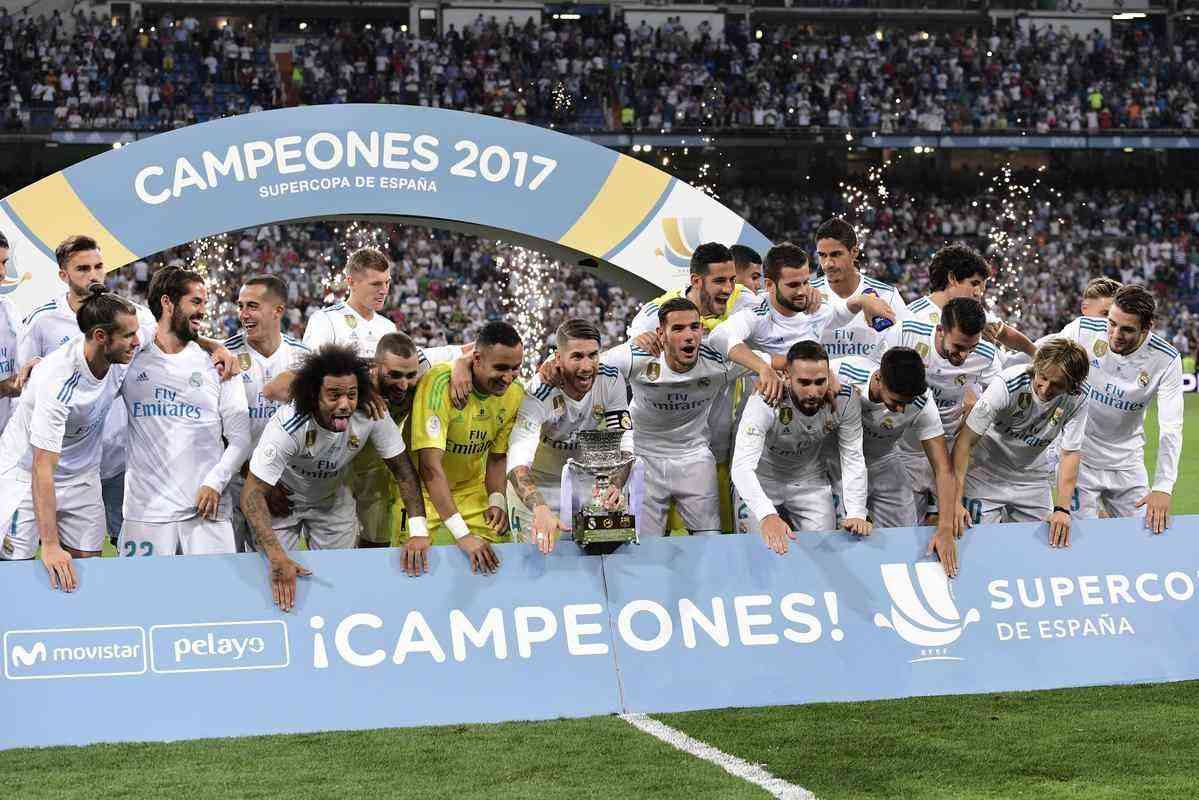 Jogadores do Real Madrid comemoram ttulo da Supercopa da Espanha sobre o Barcelona