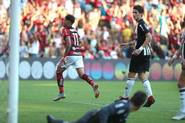 Paquet, de cabea, recolocou o Flamengo em vantagem aos 8 do segundo tempo: 2 a 1