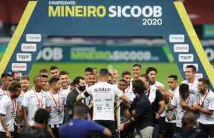 Atltico ergue a taa de campeo mineiro de 2020; na comemorao, tcnico Jorge Sampaoli  carregado pelos jogadores no Mineiro