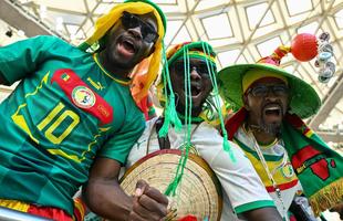 Torcedores de Catar e Senegal nas arquibancadas do Estdio Al Thumama