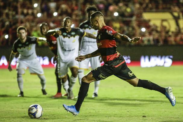 Sport 1 x 0 Criciúma (34ª rodada) - 11 de novembro - Com a Série A ficando cada vez mais próxima, 22.150 torcedores compareceram à Ilha do Retiro para empurrar o Sport rumo a uma vitória, que interromperia uma nova série de três partidas sem triunfos. Porém, contra o então vice-lanterna, os rubro-negros sofreram mais do que o esperado, com o gol da vitória sendo marcado apenas aos 35 minutos do segundo tempo, com Guilherme cobrando pênalti. O Sport chegava a 99,8% de chance de acesso, mas perdia Hernane para o restante da temporada, com um afundamento facial.