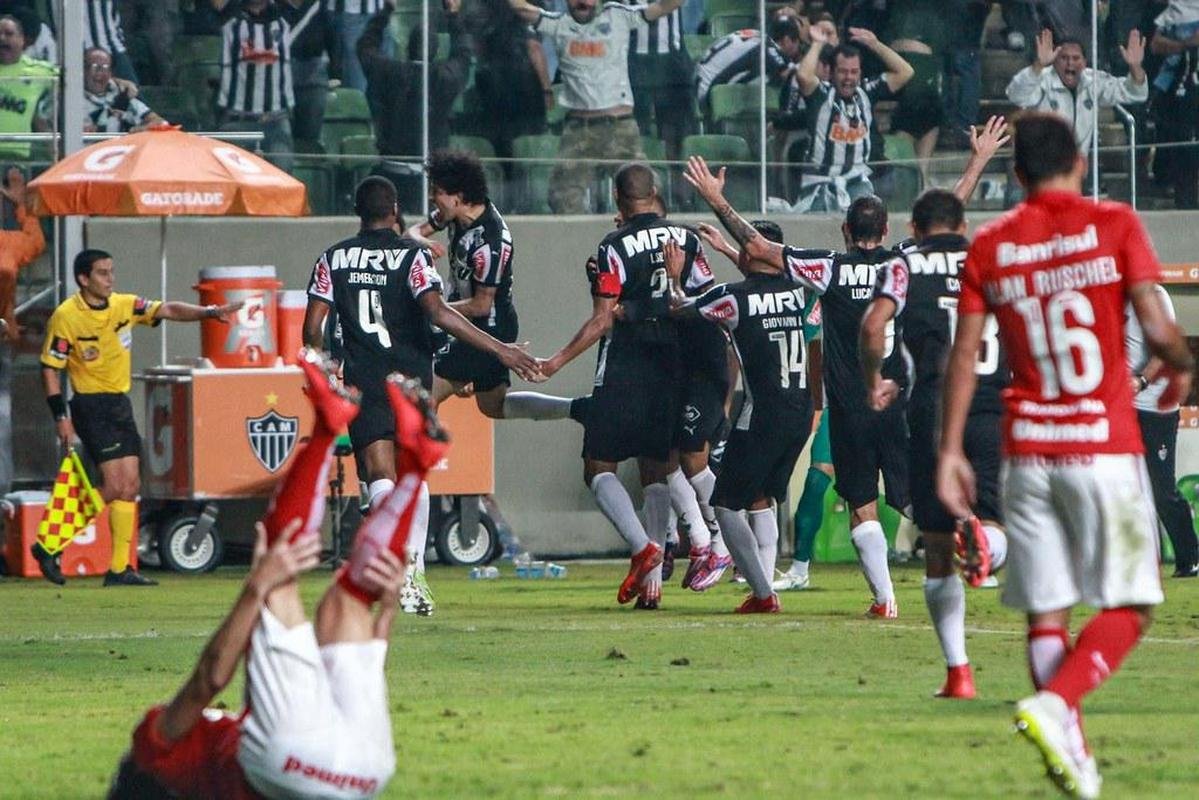 Na ida das oitavas de final da Libertadores de 2015, o Atltico ficou duas vezes atrs no placar no Independncia contra o Internacional, mas buscou o empate. Douglas Santos e Leonardo Silva, esse nos acrscimos do segundo tempo, garantiram o empate por 2 a 2. No jogo de volta, o Galo perdeu por 3 a 1 e foi eliminado.