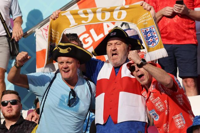 Os torcedores de Inglaterra e Irã no primeiro jogo do Grupo B na Copa do Mundo.