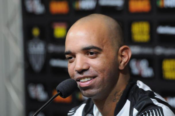 Diego Tardelli foi apresentado pelo diretor de futebol do Atlético, Rui Costa, neste domingo, antes do jogo contra a Caldense