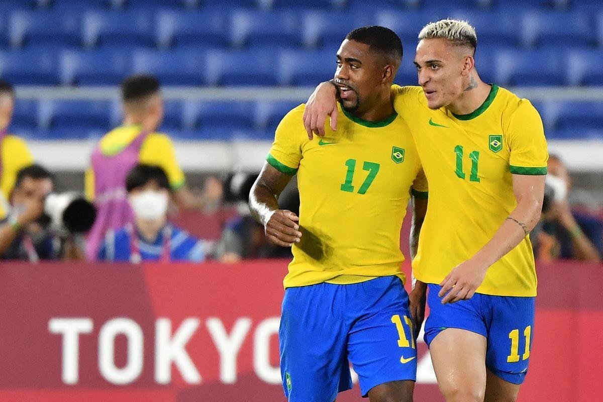 Fotos da festa dos jogadores brasileiros com a conquista da medalha de ouro em Tquio no futebol. Seleo  bicampe olmpica e de forma consecutiva