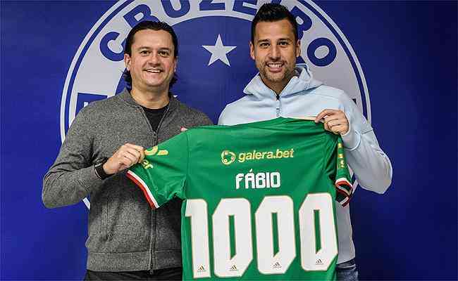 Presidente Srgio Rodrigues entregou camisa comemorativa de 1.000 jogos a Fbio no dia 12 de novembro
