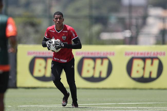 Com seriedade, mas tambm descontrao, o Atltico treinou sob sol forte na manh desta sexta-feira (21), na Cidade do Galo, em Vespasiano. Este foi o quinto dia de pr-temporada para o clube mineiro em 2022, sob o comando do tcnico argentino Antonio 'El Turco' Mohamed. Novas baixas, o volante Allan e o atacante Keno testaram positivo para COVID-19 e no participaram das atividades (ambos cumprem perodo de sete dias de isolamento social).