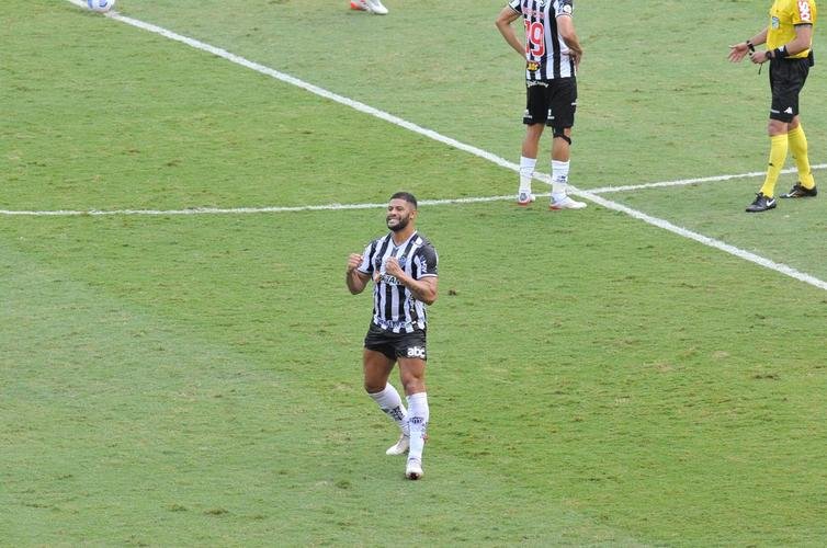 Ainda no primeiro tempo, o Atltico empatou em cobrana de pnalti de Hulk aps reviso do VAR: 1 a 1