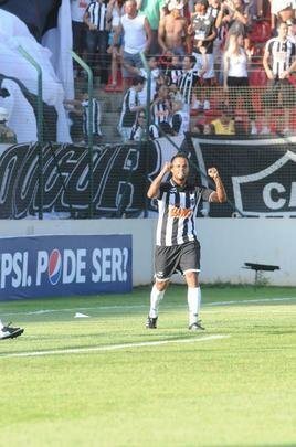 Mancini - O jogador voltou do futebol europeu atuando como meia-atacante, mas relembrou os velhos tempos em quatro partidas em 2011, quando atuou como lateral-direito, posição do início da carreira