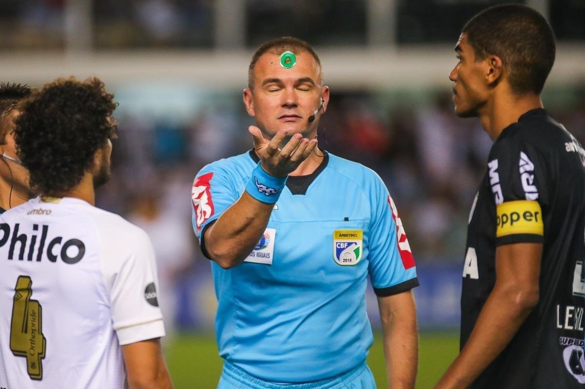 Na Vila Belmiro, Atltico  derrotado pelo Santos por 3 a 2, pela 37 rodada do Campeonato Brasileiro 