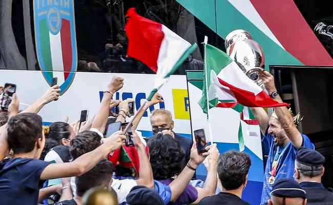 O zagueiro e capito Giorgio Chiellini exibiu com orgulho o trofu