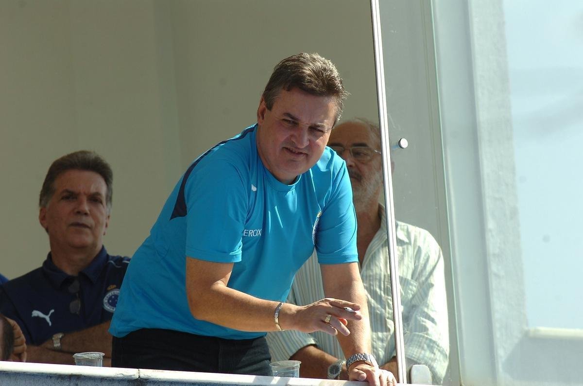 Alvimar de Oliveira Costa (2003-08) - irmo de Zez Perrella, foi presidente do Cruzeiro no perodo da conquista da Trplice Coroa, em 2003 - Campeonato Mineiro, Copa do Brasil e Campeonato Brasileiro.  o ex-presidente com maior fora poltica no clube.