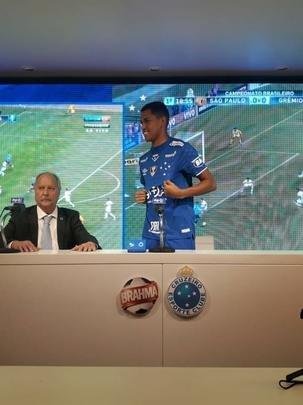 Pedro Rocha foi apresentado pelo Cruzeiro na tarde desta sexta-feira (05/04)