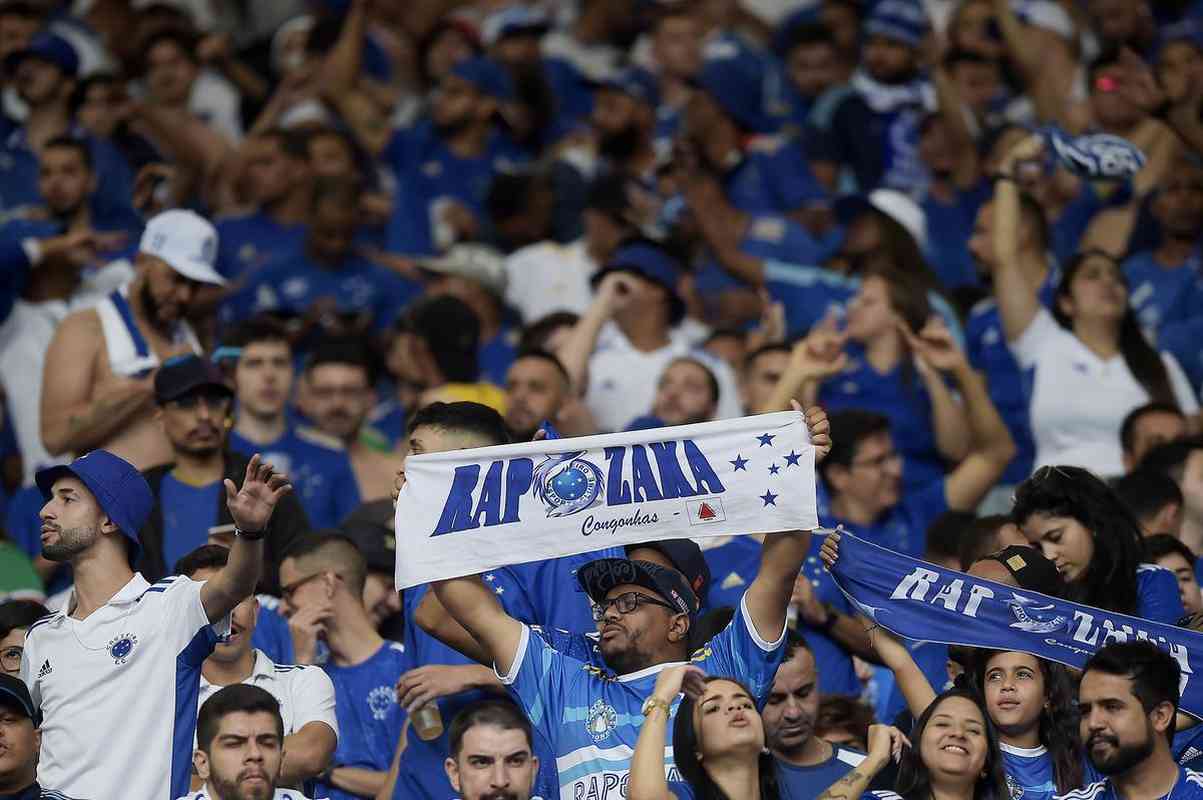 Fotos da torcida do Cruzeiro no Maracanã na partida deste domingo (12), contra o Vasco, pela 12ª rodada da Série B do Brasileiro