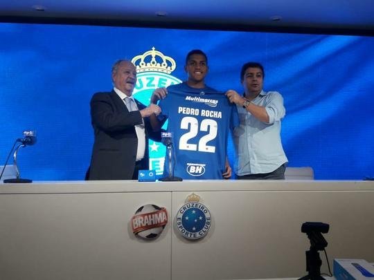Pedro Rocha foi apresentado pelo Cruzeiro na tarde desta sexta-feira (05/04)