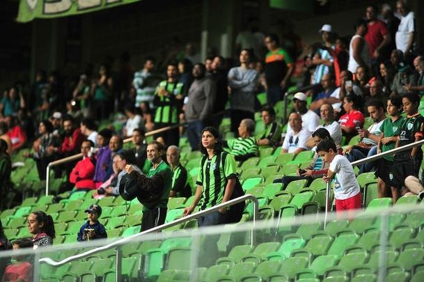 Equipes se enfrentaram nesta segunda-feira, s 20h, pela sexta rodada da Srie B do Brasileiro
