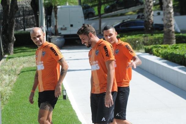 Treino do Atltico nesta segunda-feira, na Cidade do Galo, contou com a volta do meia  Juan Cazares. Direo no chegou a acordo para vend-lo a clube saudita. Tcnico Rafael Dudamel relacionou 23 jogadores para a viagem a Santa Fe, local da estreia na Sul-Americana, quinta-feira, contra o Unin-ARG. Jogador equatoriano ficou fora da lista.