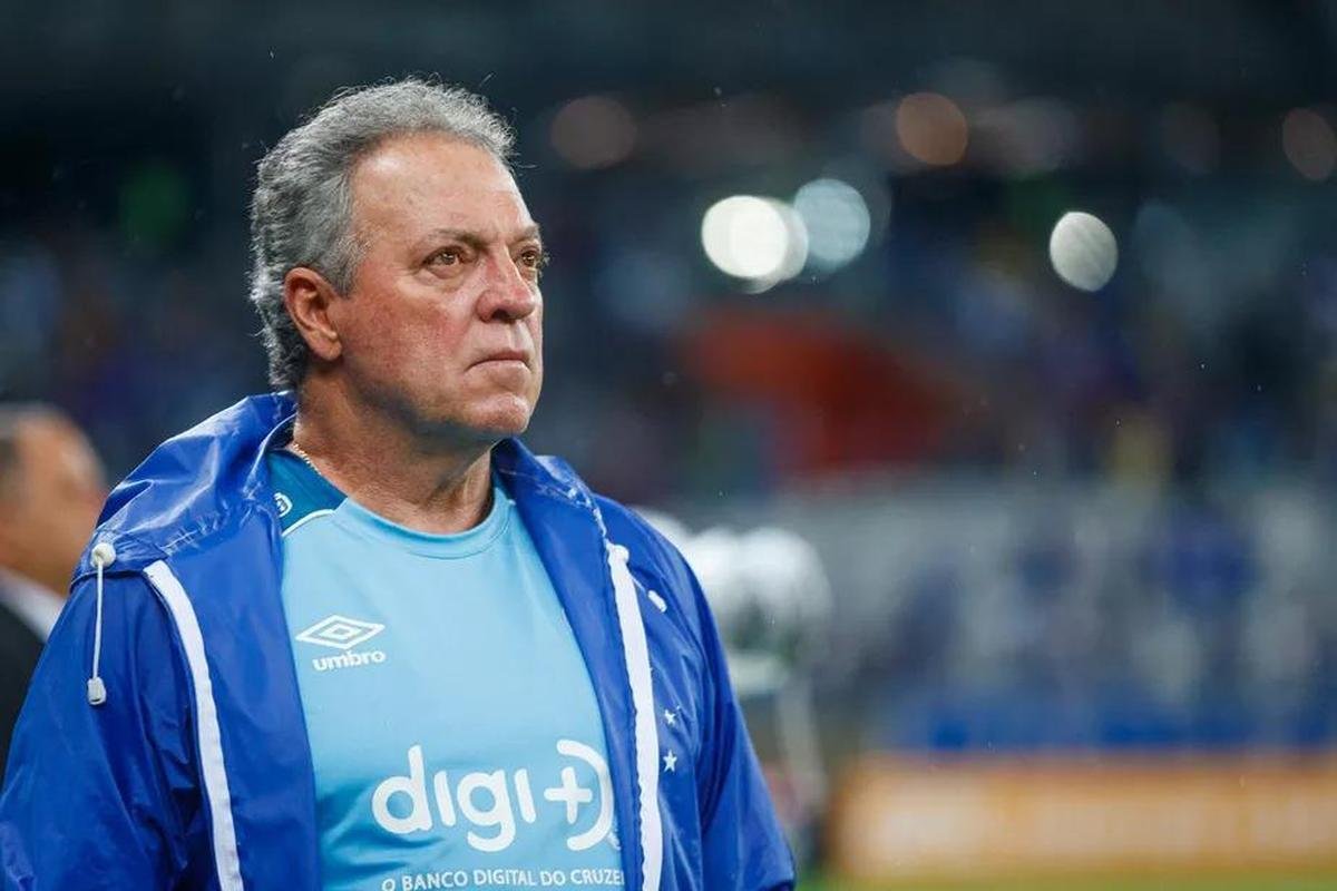 6 Abel Braga - 14 jogos (3 vitrias, 8 empates e 3 derrotas)