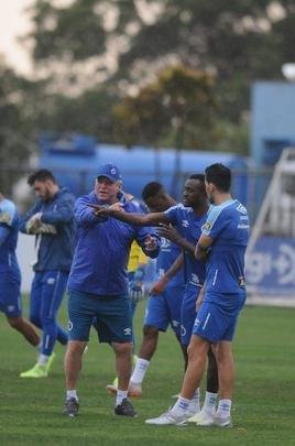 Sob forte chuva, Cruzeiro iniciou preparao para duelo com o Botafogo, marcado para as 21h30 desta quinta-feira