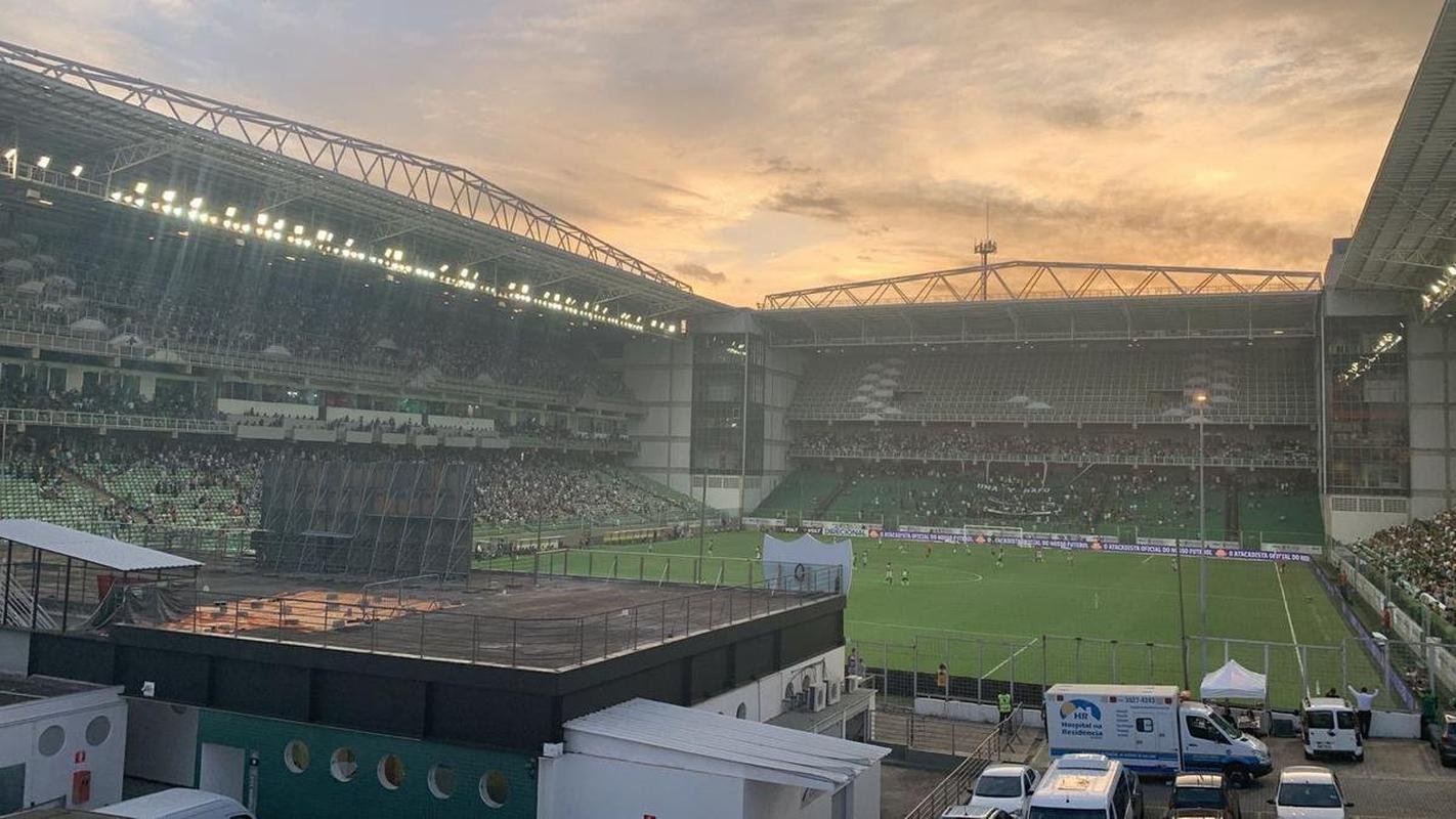 Familiares e amigos acompanham final do Mineiro na casa de dona Myrza Guimares, torcedora do Atltico vizinha do estdio Independncia