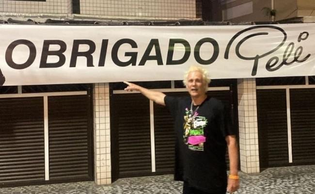 Cantor Supla marcou presena no velrio do Rei pela madrugada