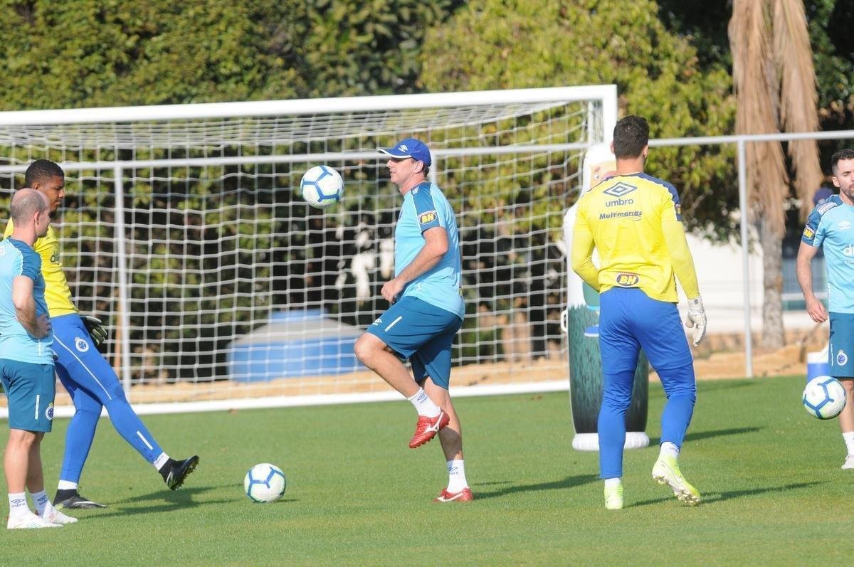 Galeria de fotos do treino do Cruzeiro nesta sexta-feira (6/9), na Toca da Raposa II