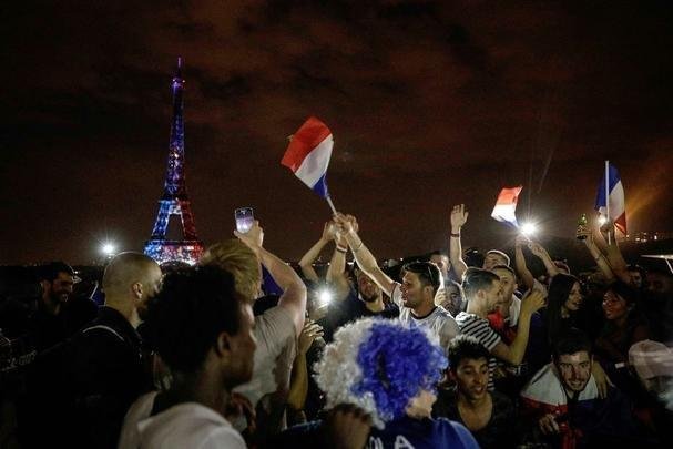 Quando a noite chegou, Paris ficou ainda mais linda: Torre Eiffel foi iluminada com as cores da bandeira francesa e Arco do Triunfo recebeu projeções com rostos dos campeões