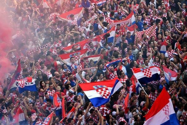 Reaes da torcida croata em Zagreb depois da perda do ttulo da Copa do Mundo para a Frana