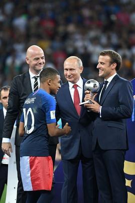 Presidente francês Emmanuel Macron vibra muito com o título francês e depois ainda entrega medalhas e troféu aos campeões; já a presidente croata Kolinda Grabar-Kitarovic deu show de simpatia mesmo com o vice