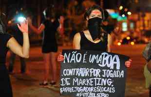 Grupo de mulheres fez protesto no Centro de Varginha contra a chegada de goleiro Bruno ao Boa Esporte