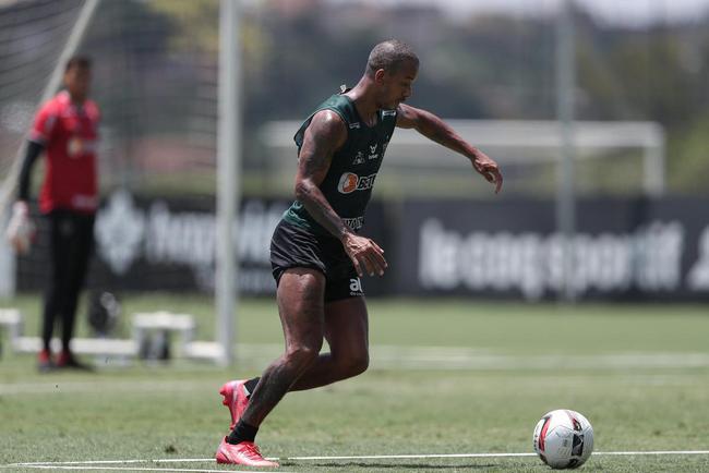 Com seriedade, mas tambm descontrao, o Atltico treinou sob sol forte na manh desta sexta-feira (21), na Cidade do Galo, em Vespasiano. Este foi o quinto dia de pr-temporada para o clube mineiro em 2022, sob o comando do tcnico argentino Antonio 'El Turco' Mohamed. Novas baixas, o volante Allan e o atacante Keno testaram positivo para COVID-19 e no participaram das atividades (ambos cumprem perodo de sete dias de isolamento social).
