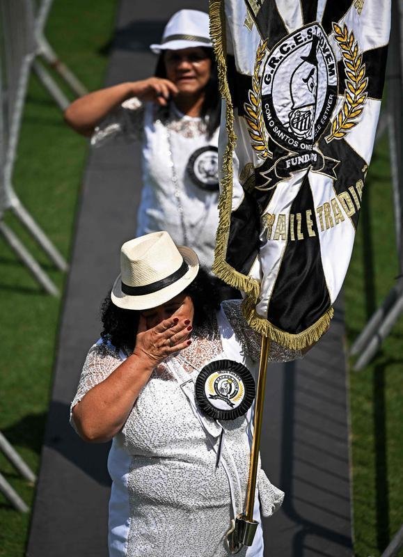 Os ltimos momentos do velrio de Pel, na Vila Belmiro, estdio do Santos. 