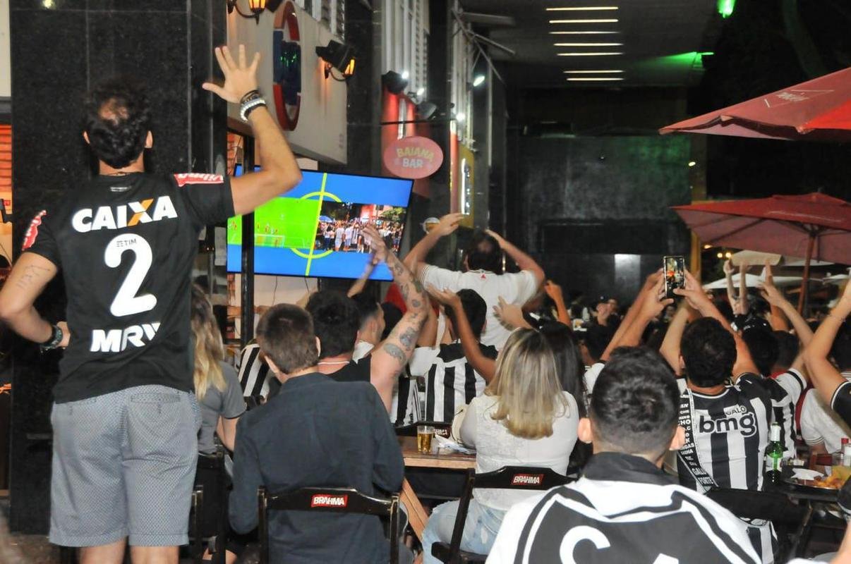 Nesta quinta-feira (2), torcedores do Atltico lotaram os bares de BH para acompanhar Bahia x Galo, jogo adiado da 32 rodada do Campeonato Brasileiro. Na imagem, bares na regio da Savassi.