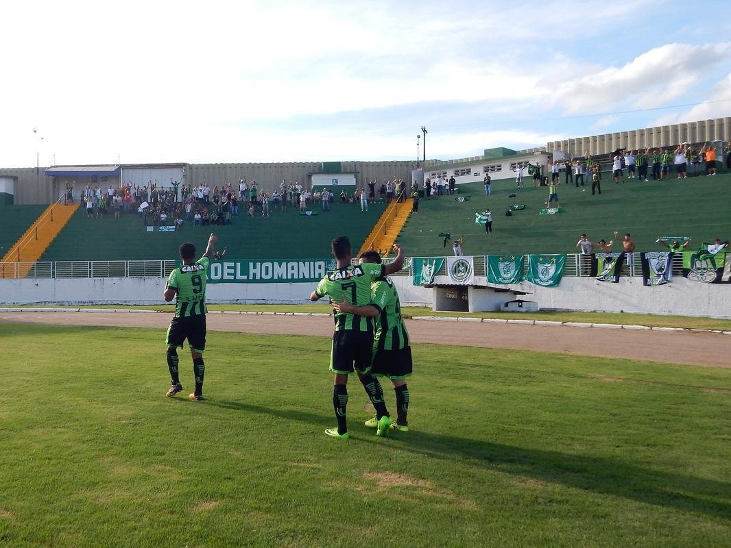 Fotos do jogo entre Boa e Amrica, no Estdio Dilzon Melo (Varginha-MG), pela 32 rodada da Srie B