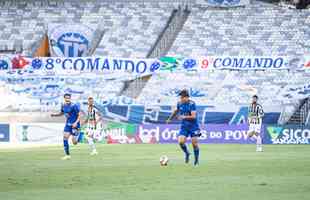 Cruzeiro estreou novo uniforme do centenrio na vitria por 1 a 0 sobre o Athletic, no Mineiro, pelo Mineiro. Verso  completamente azul, fugindo  tradio do clube de ter o calo e os meies brancos.