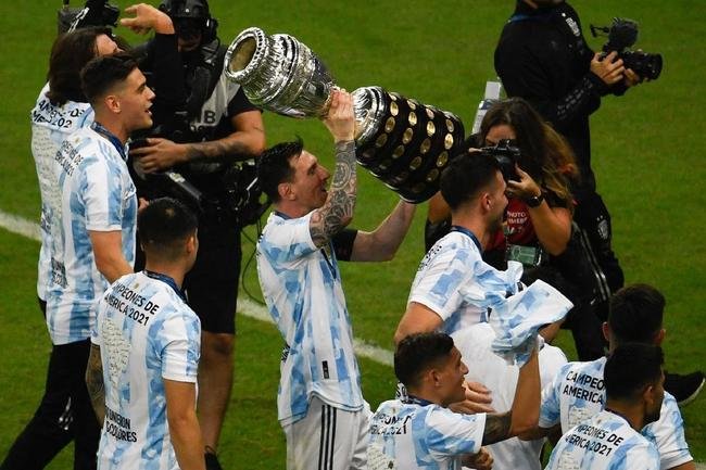 Argentina conquistou 15 ttiulo da Copa Amrica ao vencer o Brasil por 1 a 0, neste sbado, no Maracan. nico gol foi marcado por Di Mara, eleito o destaque da deciso. J o astro Lionel Messi ganhou o prmio de craque da competio.