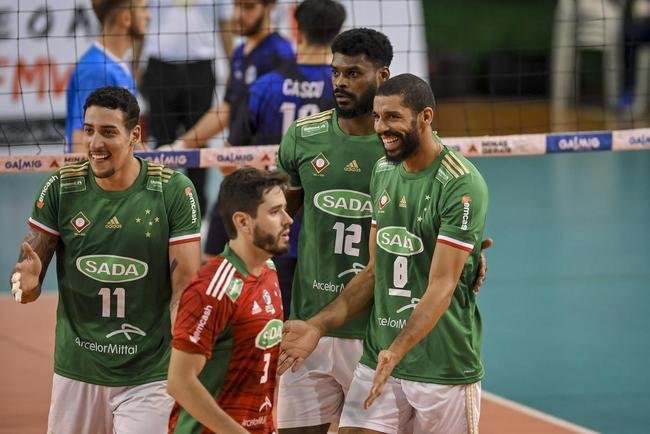 Cruzeiro se garantiu na decis�o do Sul-Americano de V�lei ao bater os argentinos do Policial Voley por 3 sets a 0, neste s�bado (5), no Gin�sio do Riacho, em Contagem. As parciais foram de 25/20, 29/27 e 25/16