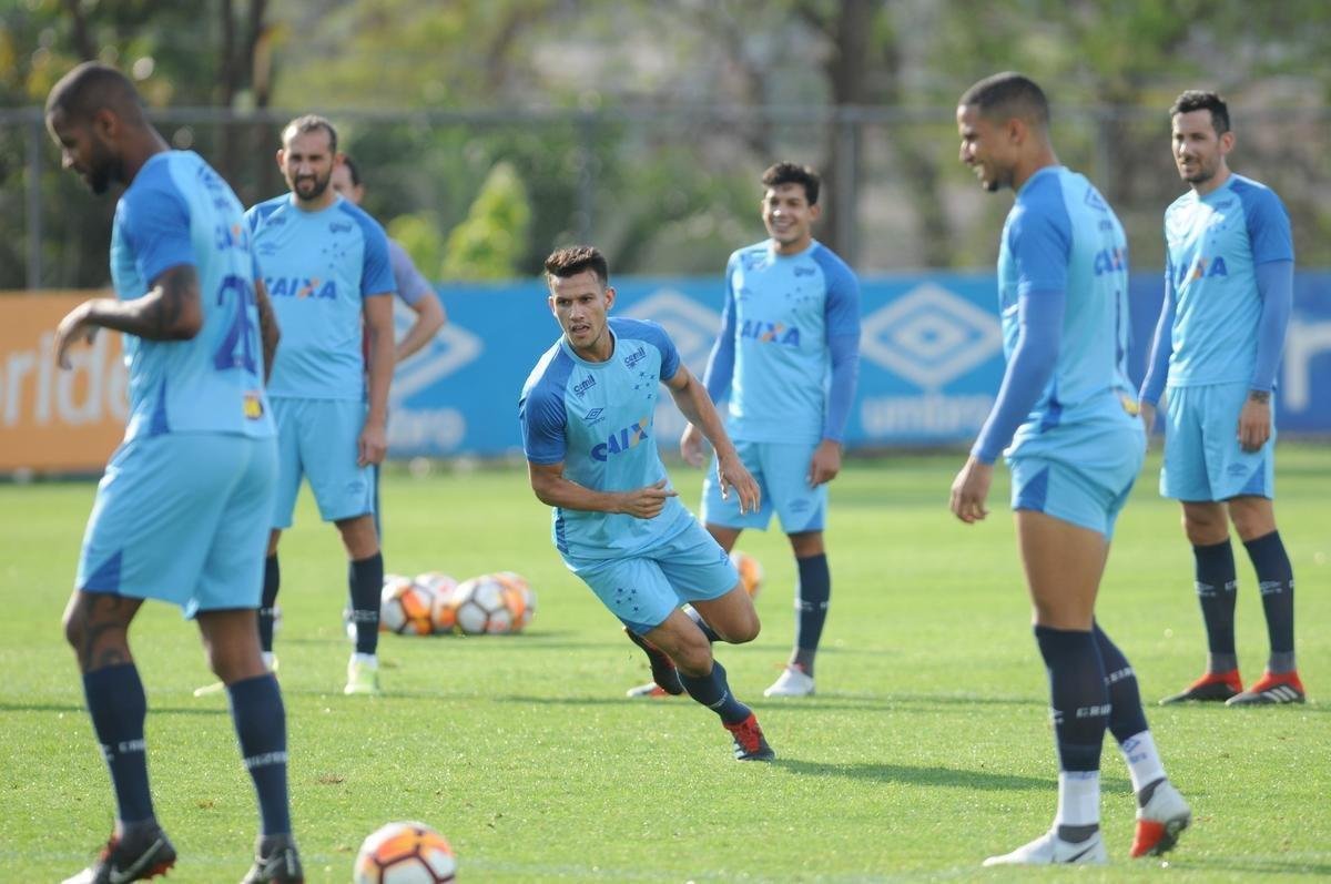 Mano Menezes voltou a fechar treino na Toca da Raposa II e permitiu imagens apenas do aquecimento. O certo  que o treinador voltar a contar com o Cruzeiro ideal diante do Boca Juniors, na quinta-feira, no Mineiro. Todos os atletas esto  disposio para duelo de volta das quartas de final da Libertadores